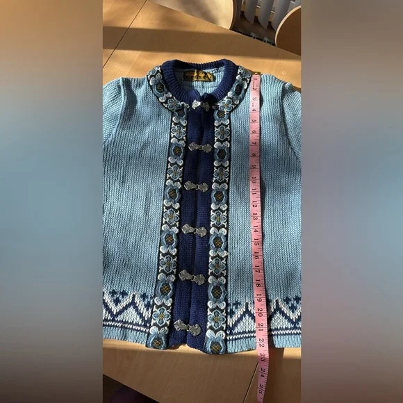 Vintage wool authentic Nordic Sweater with Floral Accents - Picture 4 of 6